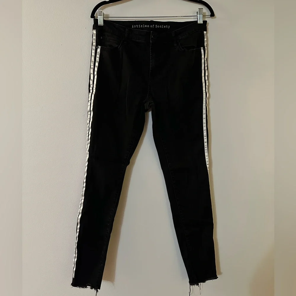 EUC- Articles of Society Black Sarah skinny jeans w/white race stripe frayed hem